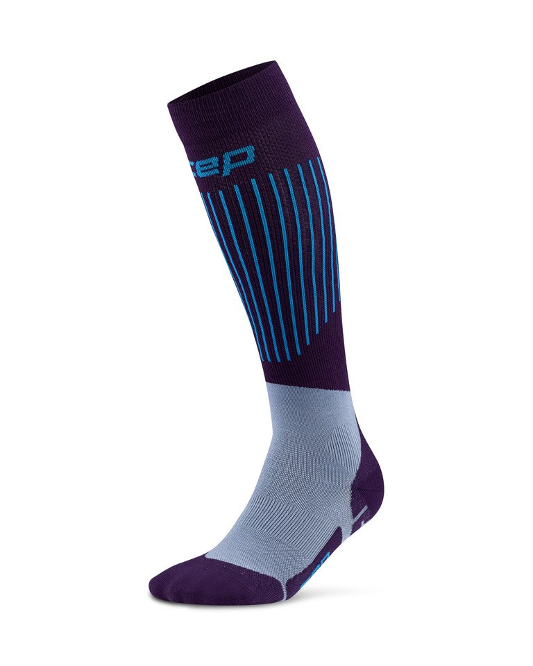 Eine einzelne ultraleichte CEP-Skisocke 3.0 für Herren in Dunkelviolett und Blau, kniehoch, mit vertikalen blauen Streifen und blauem Schriftzug am oberen Rand, abgebildet vor weißem Hintergrund.