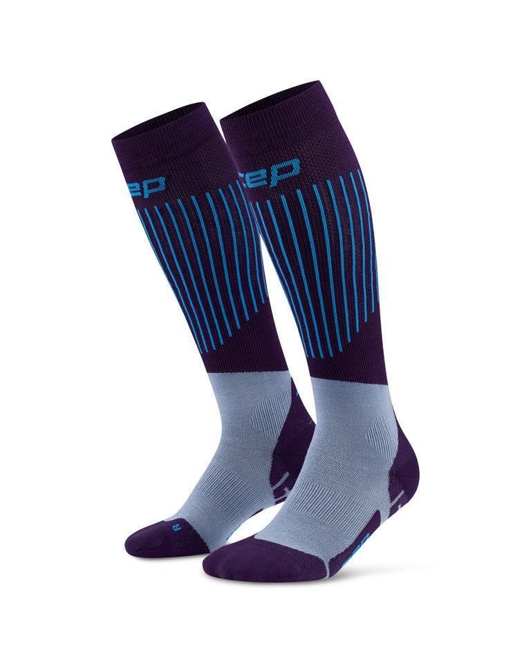 CEP Ski Ultralight Socken 3.0 für Damen von CEP in Dunkelviolett und Blau, im kniehohen Design mit hellgrauen Akzenten und blauen Längsstreifen sowie Schriftzug am oberen Rand.