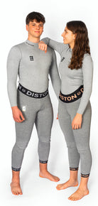 Ein junger Mann und eine junge Frau stehen nebeneinander, beide in passenden Diston WC Cut Resistant Unterhosen Men - 5FIS Stars in CRG - PRO/Racing Compression Fit, mit DISTON Branding an Bund und Bündchen. Die Frau lächelt und stützt ihren Arm auf seine Schulter.