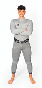 Ein junger Mann steht barfuß, lächelnd und mit verschränkten Armen in einer Diston WC Cut Resistant Unterhose Men - 5FIS Stars in CRG - PRO/Racing Compression Fit vor einem schlichten weißen Hintergrund.