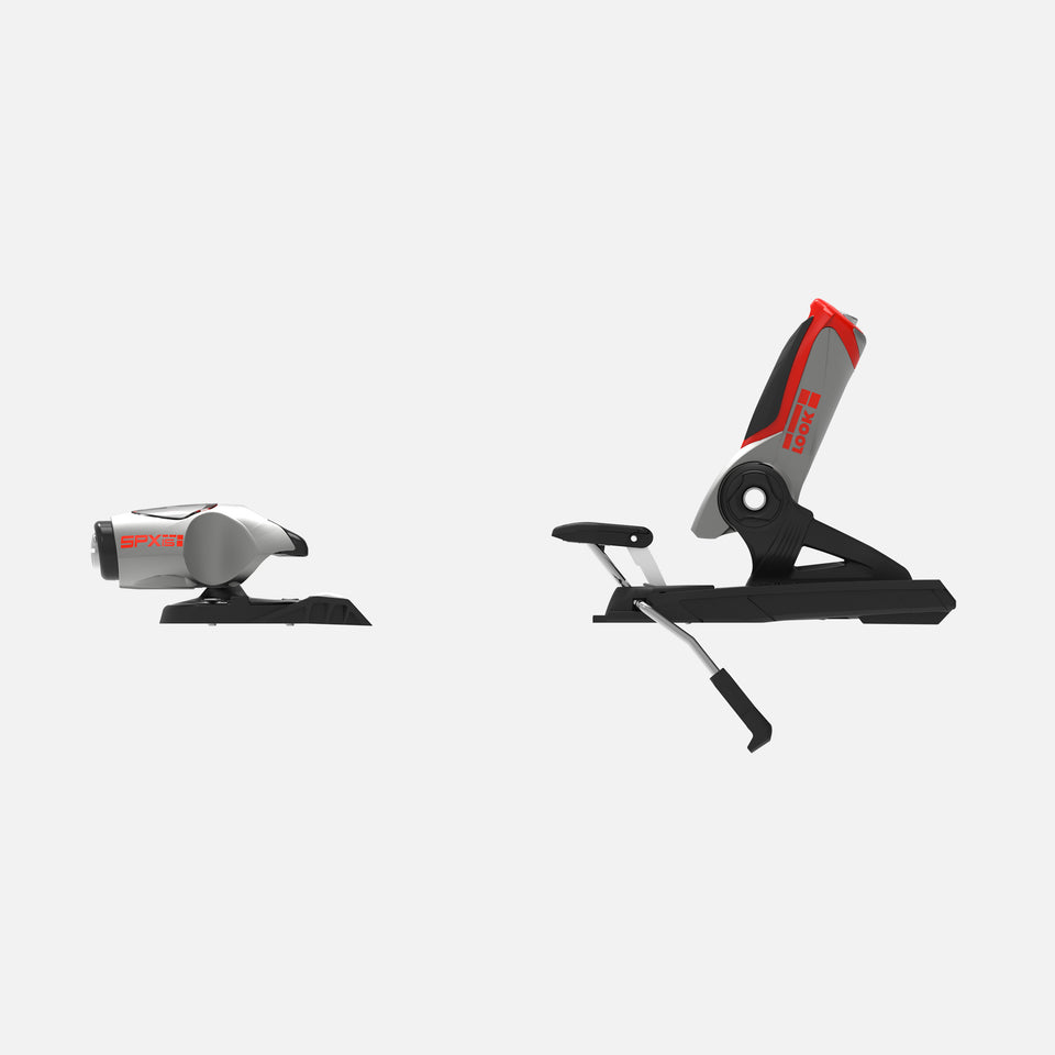 Das Rossignol LOOK SPX 15 ROCKERACE GW MASTER Skibindungsset zeichnet sich durch ein niedriges, kompaktes linkes Teil und ein höheres rechtes Teil mit einer schwarzen Basis, roten und grauen Akzenten und einem nach oben gewinkelten Hebel auf weißem Hintergrund aus.