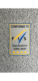 Die grau gestrickte Diston DISTON WC Schnittfeste Hosen Herren hat einen rechteckigen Aufnäher mit der Aufschrift "CONFORMS TO FIS Specifications CRG 2021" und vier goldenen Sternen, die blau und gelb umrandet sind - ein Qualitätsmerkmal für Skirennsport-Unterwäsche.