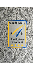Die grau gestrickte Diston DISTON WC Schnittfeste Hosen Herren hat einen rechteckigen Aufnäher mit der Aufschrift "CONFORMS TO FIS Specifications CRG 2021" und vier goldenen Sternen, die blau und gelb umrandet sind - ein Qualitätsmerkmal für Skirennsport-Unterwäsche.
