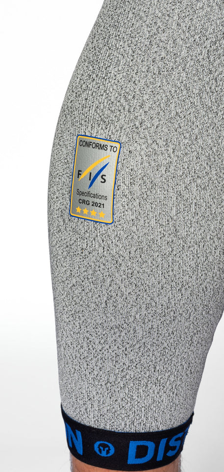 Nahaufnahme des Oberschenkels einer Person, die die grau strukturierten DISTON WC Schnittfeste Hosen Herren - 4FIS Stars in CRG - CORE / Racing Fit von Diston trägt, mit einem schwarz-blauen Bund und einem blau-gelben Etikett mit der Aufschrift Conforms to FIS Specifications, mit vier Sternen.
