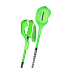 Zwei leuchtend grüne Komperdell Nationalteam Carbon-Slalom-Skistöcke mit ergonomischen Griffen, breiten Handschützern und schwarzem Schaft aus 100% Carbon, auf dem das Komperdell-Logo in fetten weißen Lettern prangt.