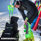 Athlet legt Komperdell Carbon Schienbeinschutz fuer Erwachsene an, robustes Schutzsystem beim Skitraining im Schnee mit World Cup Ausruestung