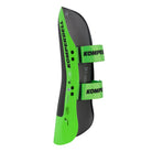 Seitliche Ansicht des Komperdell Carbon Schienbeinschutzes fuer Erwachsene mit robustem Klettverschluss und ergonomischer Form fuer optimalen Halt im Skirennsport