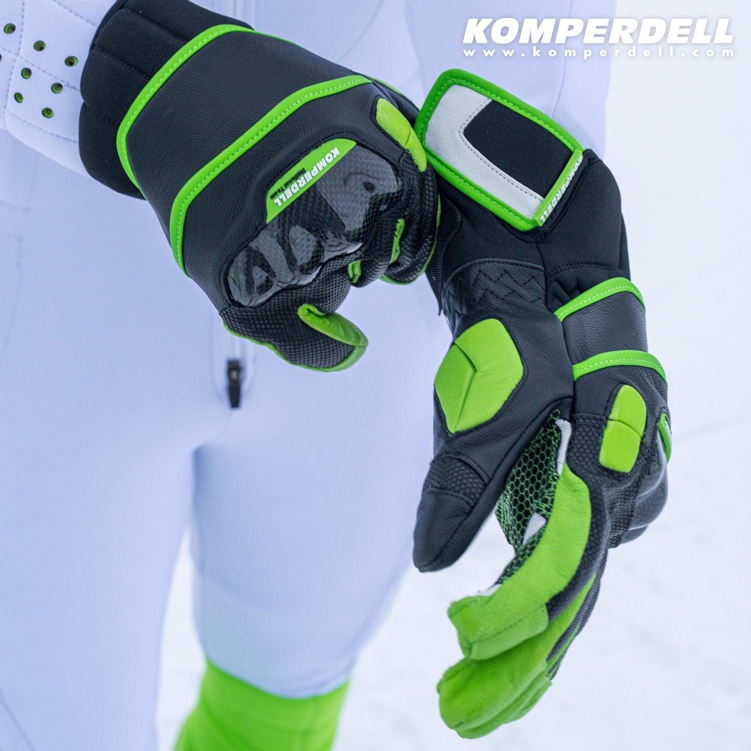 Detailaufnahme des Komperdell Racing Handschuhs in Action auf der Skipiste, mit robustem Knuechelschutz, griffiger Innenflaeche und sportlichem Design in Gruen und Schwarz