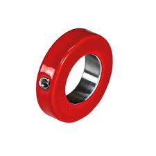 Ein roter Metallschaftkragen mit zentralem Loch und seitlicher Sechskantschraube, ideal als Leki Flywheel Alpine 25g Zubehör für Skirennen oder Skistöcke Tuning.