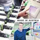 Eine Collage zeigt den Zusammenbau von schwarzen Werkzeugen, eine Hand, die ein Touchscreen-Panel bedient, und einen Mann mit einer Industrieausrüstung, die das Komperdell Nationalteam Super-G Junior zeigt. Der Text "MADE IN AUSTRIA" erscheint in fetten Buchstaben. Marke: Komperdell.