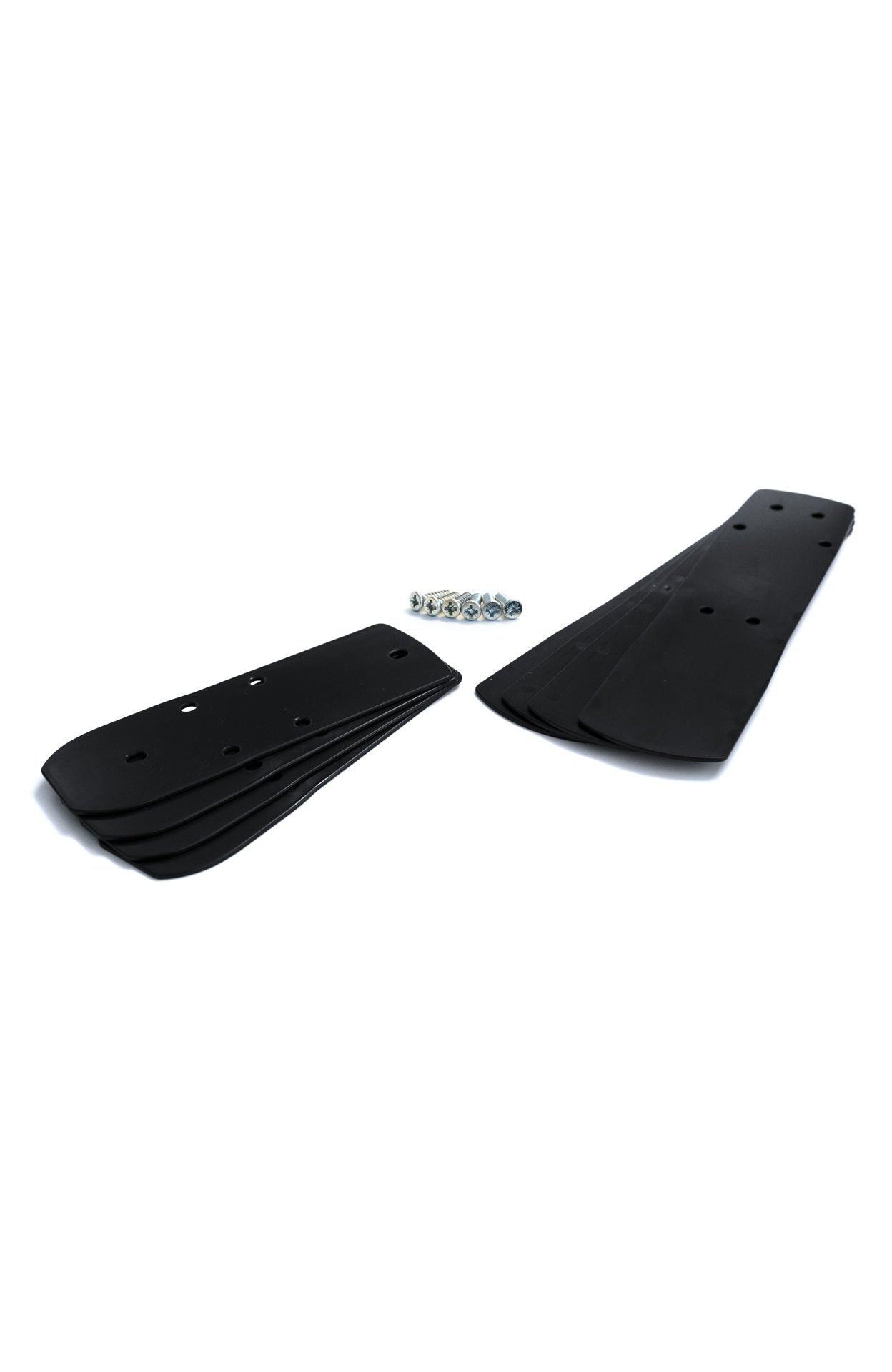 Marker Racing Tuning Kit mit schwarzen Kunststoff-Platten und Schrauben – zur Feinjustierung der Standhoehe und Bindungssprengung bei Marker  Skirennbindungen.