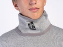 Eine Person trägt einen hellgrauen DISTON Cut Resistant Neck Guard - 4 FIS Stars in CRG (CORE/Racing Fit) von Diston, mit einem schwarz-weißen Diston-Logo-Tag am hohen Kragen. Der Hintergrund ist einfarbig weiß.