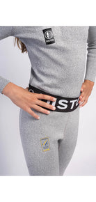 Eine Person trägt die DISTON Cut Resistant Unterhose Junior - 3FIS Stars in CRG - BASE / Performance Fit von Diston und zeigt das Logo am Bund - eine perfekte Wahl schnittfester Unterwäsche für Skirennläufer Schutz.