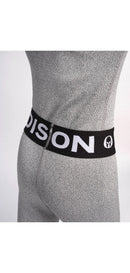 Nahaufnahme einer Person, die Diston Cut Resistant Underpants Junior trägt - hellgraue, strukturierte Sportleggings mit schwarzem Bund und auffälligem weißem "DISTON"-Schriftzug und Logo. Ideal für Skirennläufer. Einfarbig weißer Hintergrund.