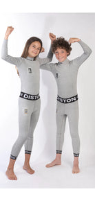 Zwei Kinder stehen nebeneinander und beugen ihre Arme in einer starken Pose, während sie passende Diston DISTON Cut Resistant Unterhosen Junior - 3FIS Stars in CRG - BASE / Performance Fit vor einem schlichten weißen Hintergrund tragen.