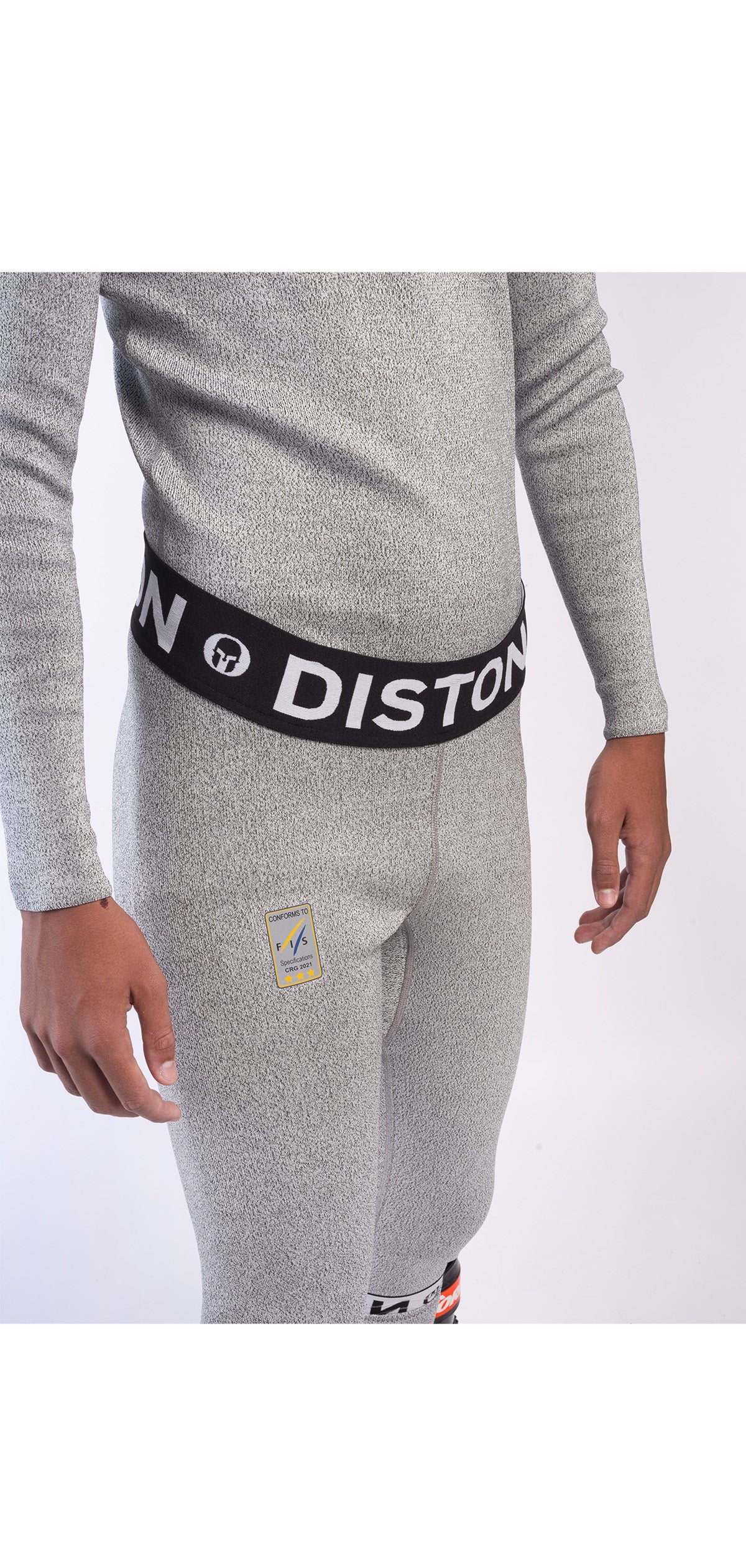 Eine Person trägt DISTON WC Schnittfeste Hosen Herren - 4FIS Stars in CRG - CORE / Racing Fit by Diston: hellgraues, langärmeliges Thermo-Oberteil und Leggings mit schwarzem DISTON-Bund. Nur Torso und Oberschenkel sind auf weißem Grund sichtbar.
