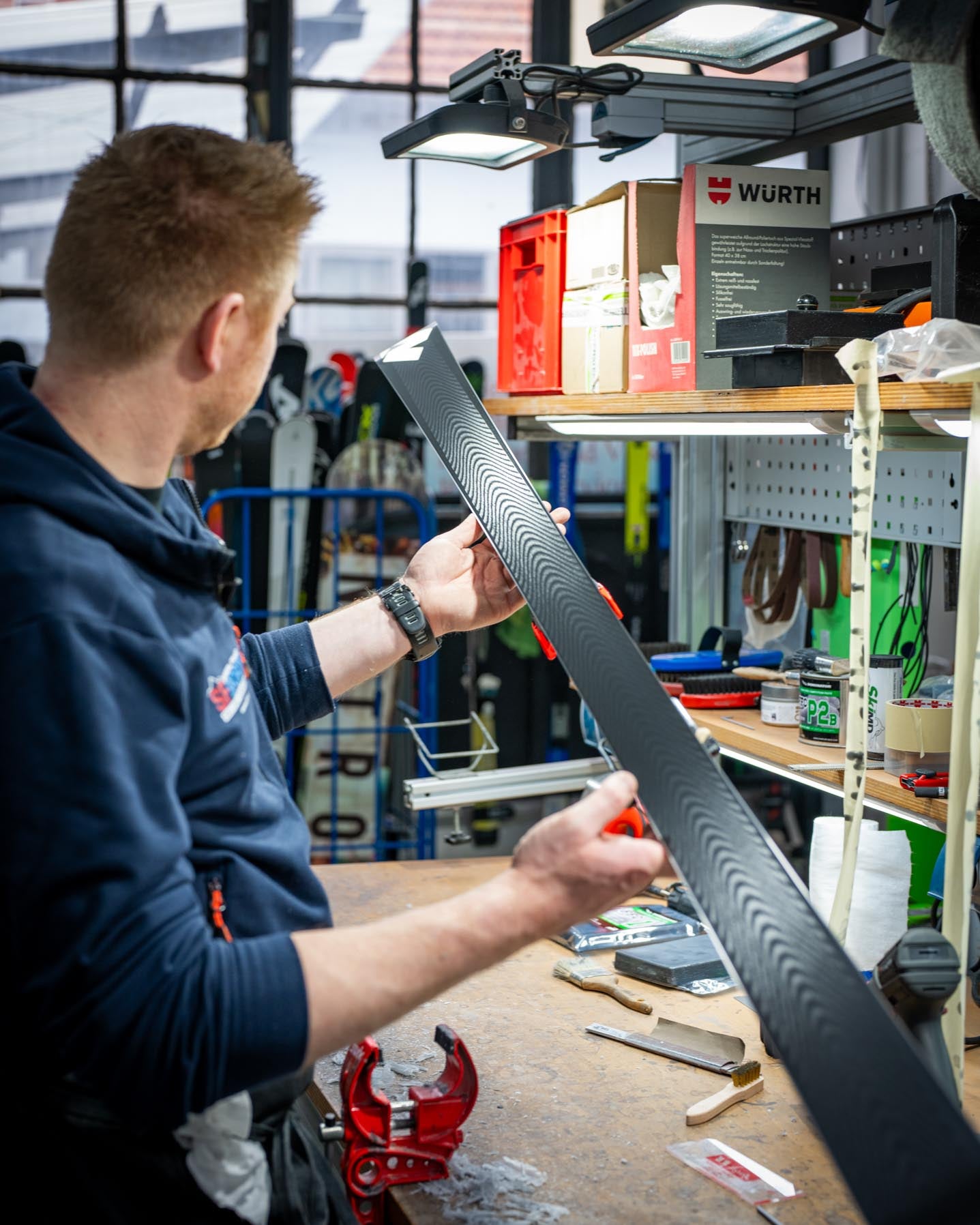 Ein Mitarbeiter bei SF Sports führt eine Qualitätsprüfung des Ski-Belags durch, um sicherzustellen, dass die Bearbeitung den höchsten Standards entspricht.