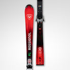 Zwei rote Rossignol HERO FIS SL 157 R22 2026/2027 Skier sind nebeneinander abgebildet - einer zeigt die Oberseite, der andere die Unterseite. Sie haben ein auffälliges weißes und grünes Branding, schwarze Bindungen und ein rot-schwarzes Design mit Farbverlauf.