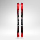 Ein Paar rote und schwarze Rossignol HERO FIS SL 157 R22 2026/2027 Skier mit Bindungen stehen aufrecht vor einem schlichten hellgrauen Hintergrund.