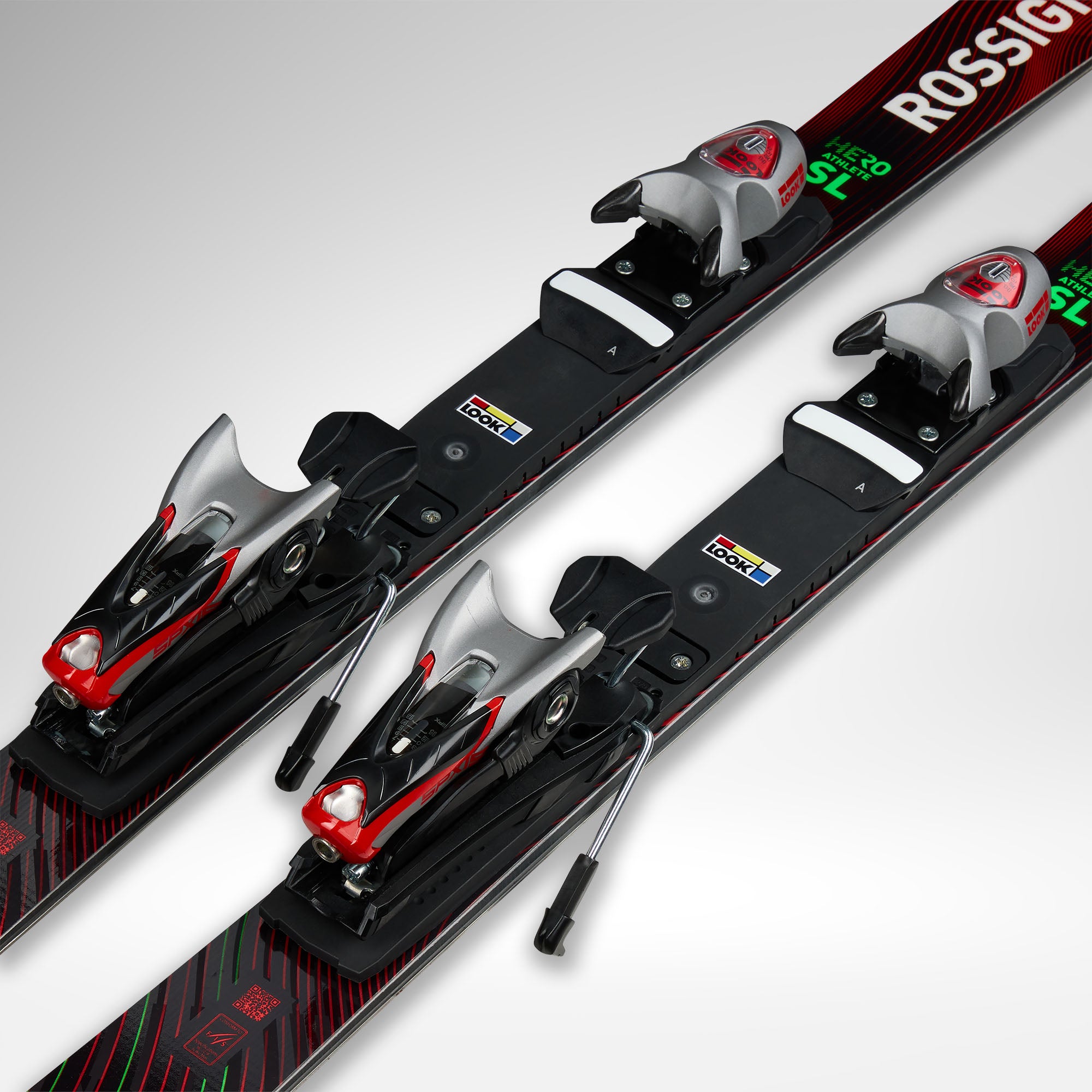 Nahaufnahme von zwei schwarzen Rossignol HERO FIS SL FAC 165 R22 2026/2027 Skiern mit Bindung, mit roten und silbernen Akzenten auf hellgrauem Grund. Ideal für Leistungen auf Weltcup-Niveau.