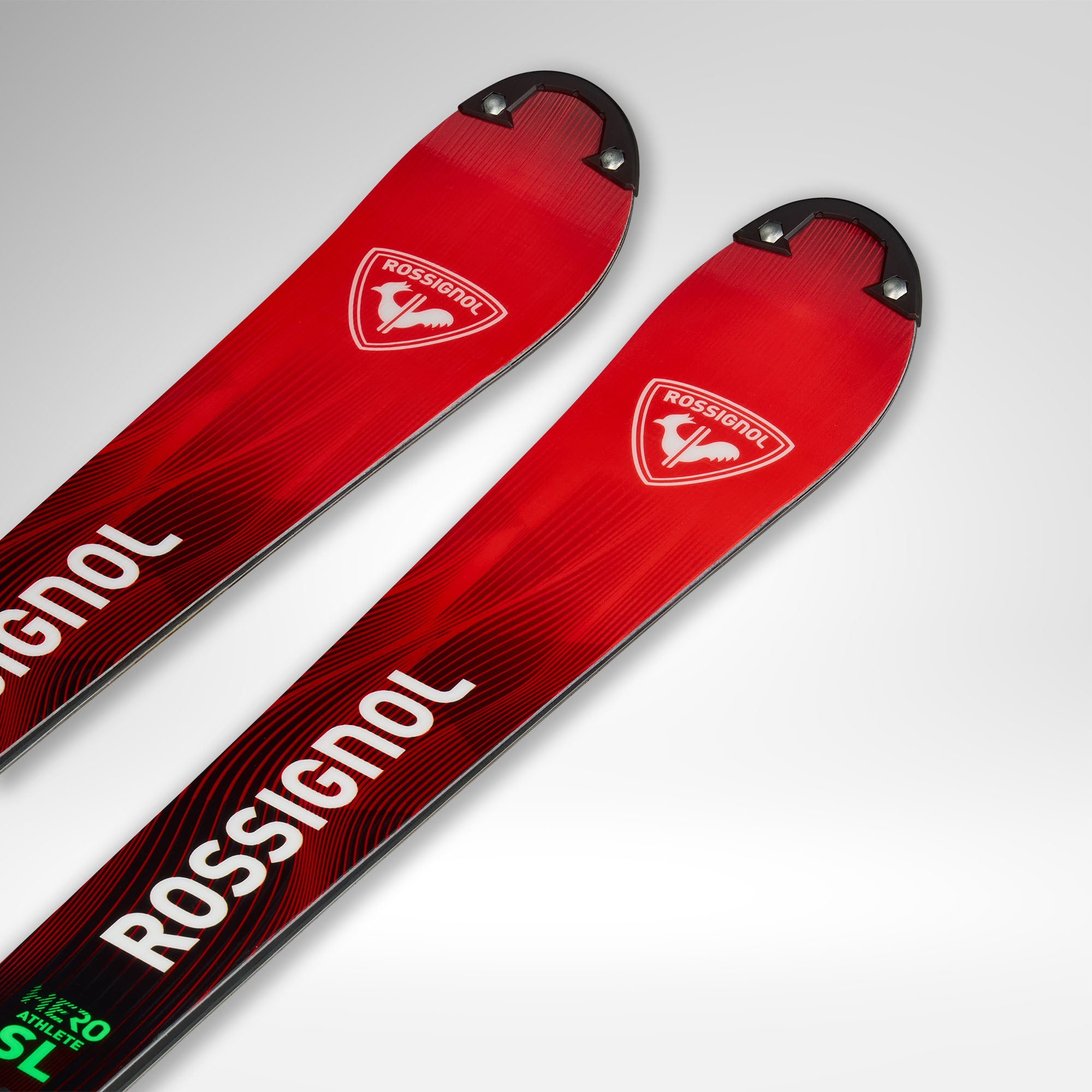 Nahaufnahme der Skispitzen von zwei roten Rossignol HERO FIS SL FAC 165 R22 2026/2027 mit schwarzem Farbverlauf und Rossignol-Logos auf hellgrauem Grund - ideal für Weltcuprennen.
