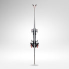 Ein Paar Rossignol HERO FIS SL 157 R22 2026/2027 Skier mit Bindung stehen aufrecht vor einem schlichten, hellgrauen Hintergrund.
