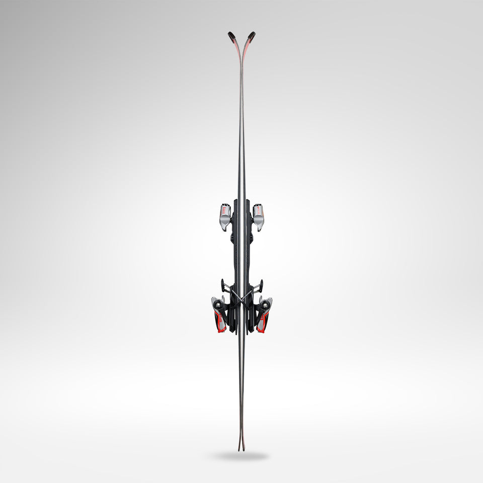 Ein Paar Rossignol HERO FIS SL 157 R22 2026/2027 Skier mit Bindung stehen aufrecht vor einem schlichten, hellgrauen Hintergrund.