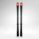 Ein Paar schwarze Rossignol HERO FIS SL 157 R22 2026/2027 mit roter Spitze und Logo, komplett FIS-konform, stehen aufrecht vor einem schlichten, hellgrauen Hintergrund.