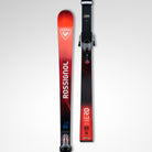 Ein Paar Rossignol HERO ATHLETE GS R22 2026/2027 Skier mit Bindungen in Rot und Schwarz mit auffälligen Grafiken sind auf einem schlichten weißen Hintergrund abgebildet - ideal für U14- und U16-Rennfahrer.