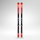 Ein Paar Rossignol HERO ATHLETE GS R22 2026/2027 Skier mit Bindungen in Rot und Schwarz stehen aufrecht vor einem hellgrauen Hintergrund - perfekt für ambitionierte U14- und U16-Rennfahrer.