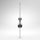 Ein Paar Rossignol HERO ATHLETE GS R22 2026/2027 Skier mit Bindung steht aufrecht, von vorne gesehen vor einem Hintergrund mit Gefälle. Die Spitzen sind oben nach oben gebogen und für U14- und U16-Rennläufer konzipiert.