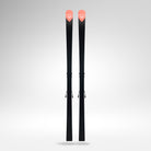 Ein Paar schwarze Rossignol HERO ATHLETE GS R22 2026/2027 Skier mit roten Spitzen und weißem Logo, entworfen für U14 U16 Riesenslalom-Rennski, steht aufrecht vor einem schlichten hellgrauen Hintergrund.