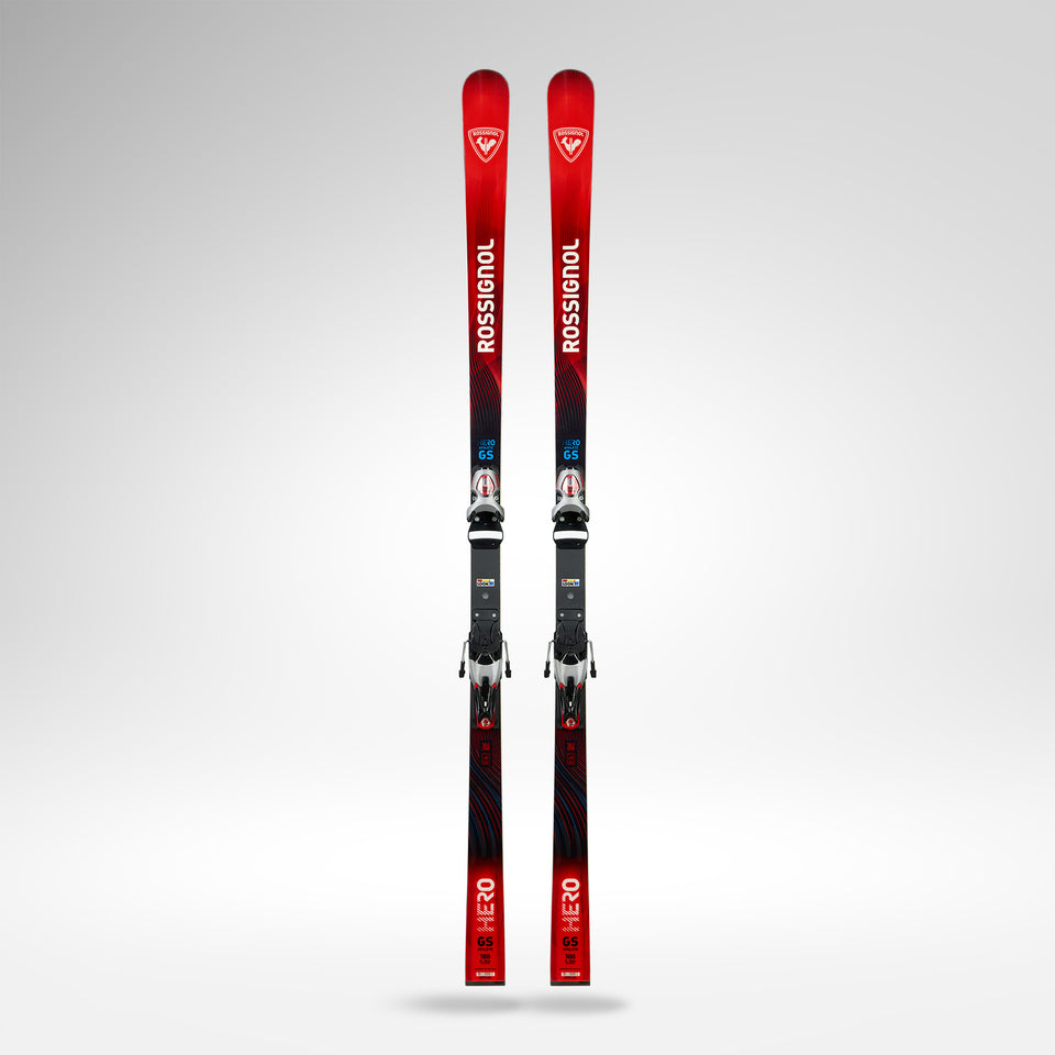 Ein Paar Rossignol HERO A FIS GS FAC 188 R22 2026/2027 Abfahrtsski mit schwarzen Bindungen stehen aufrecht auf einem hellgrauen Hintergrund, mit einem Farbverlauf und Rossignol-Logos, gebaut für Weltcup-GS-Ski-Performance.