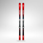 Ein Paar Rossignol HERO FIS GS FAC 193 R22 2026/2027 Skier mit schwarzer und weißer Bindung, aufrecht stehend vor einem hellgrauen Hintergrund.