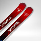 Zwei rote Rossignol HERO FIS GS FAC 193 R22 2026/2027 Skier mit schwarzen und weißen Akzenten liegen nebeneinander auf einem hellgrauen Hintergrund, wobei das Rossignol-Logo und der Name in der Nähe der Spitzen deutlich sichtbar sind.