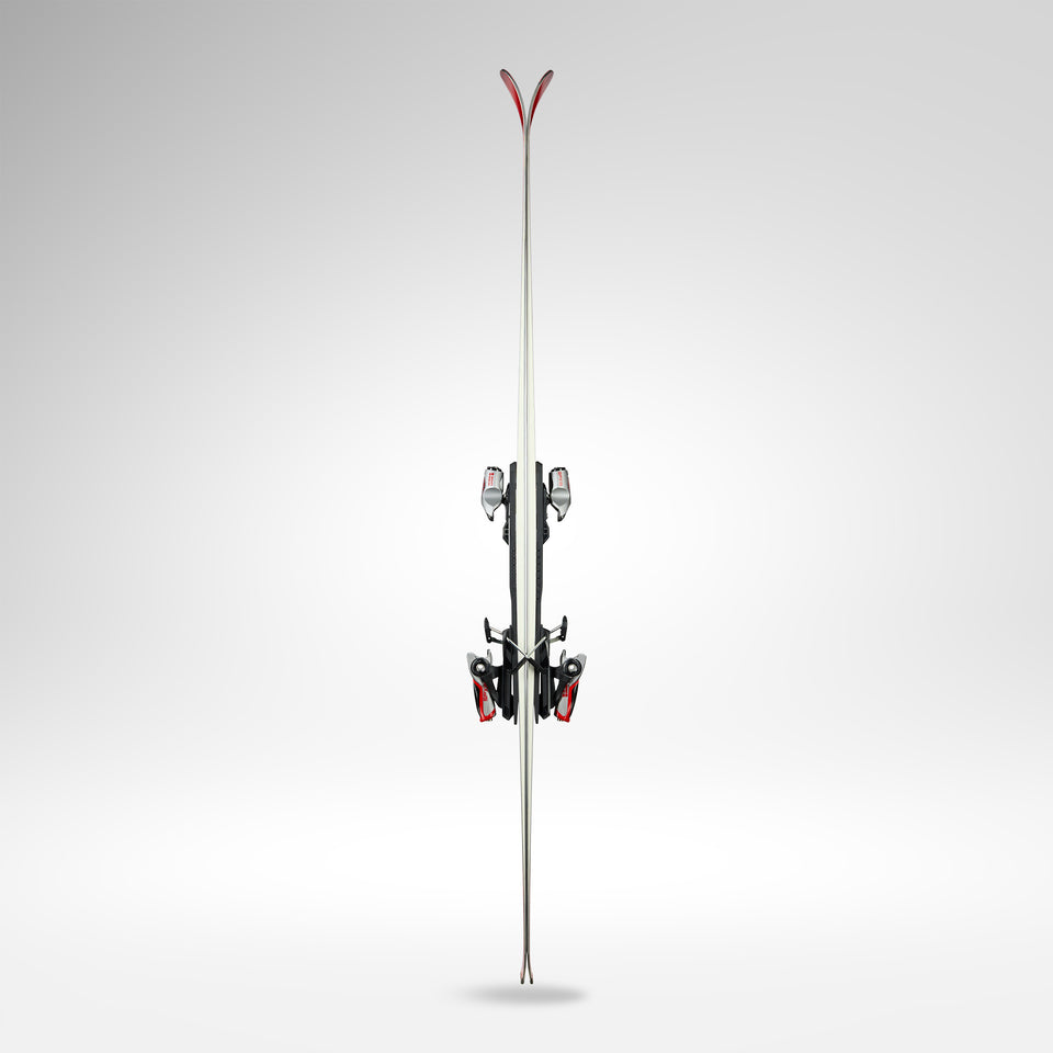 Ein einzelner Rossignol HERO A FIS GS FAC 188 R22 2026/2027 Ski steht aufrecht auf einem schlichten, hellgrauen Hintergrund, von vorne gesehen mit nach oben gebogener Spitze und Heck - ein wettkampftauglicher GS-Ski auf Weltcup-Niveau von Rossignol.