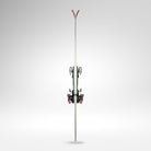 Der Rossignol HERO ATHLETE GS 185 R22 2026/2027 steht aufrecht auf einem hellgrauen Hintergrund, seitlich mit sichtbaren Bindungen und rot-schwarzen Akzenten - perfekt für U16 Rennski Riesenslalom Wettbewerbe.