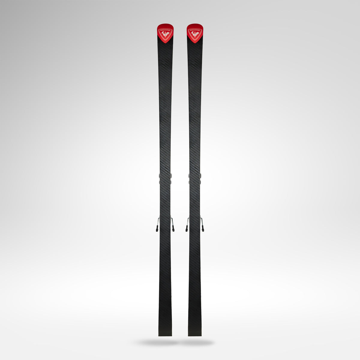 Ein Paar Rossignol HERO FIS GS FAC 193 R22 2026/2027 Skier stehen aufrecht vor einem hellgrauen Hintergrund. Mit schwarzem Körper und roten Spitzen bieten sie ein schnittiges Design, das perfekt für Weltcup-Riesenslalom-Rennläufer ist.