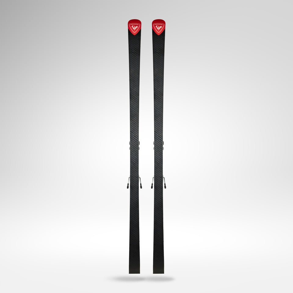 Ein Paar Rossignol HERO FIS GS FAC 193 R22 2026/2027 Skier stehen aufrecht vor einem hellgrauen Hintergrund. Mit schwarzem Körper und roten Spitzen bieten sie ein schnittiges Design, das perfekt für Weltcup-Riesenslalom-Rennläufer ist.