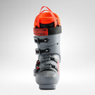Ein Rossignol HERO WORLD CUP 90 SC - POWER GREY 2026/2027 Junior-Skischuh mit schwarzen und roten Akzenten, drei schwarzen Schnallen und einem rot gepolsterten Innenschuh ist auf einem einfarbigen hellgrauen Hintergrund nach vorne gerichtet abgebildet.