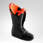 Ein Rossignol HERO WORLD CUP 90 SC - POWER GREY 2026/2027 Skischuh-Innenschuh von Rossignol ist aufrecht und leicht nach links geneigt auf einem hellgrauen Hintergrund mit schwarzen, orangen und roten Akzenten abgebildet. Ideal für junge Skirennläufer.
