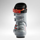 Ein Rossignol HERO JR 65 - POWER GREY 2026/2027 Junior-Skischuh mit vier Metallschnallen und einem schwarz-roten Oberriemen ist von vorne vor einem schlichten, hellen Hintergrund abgebildet.