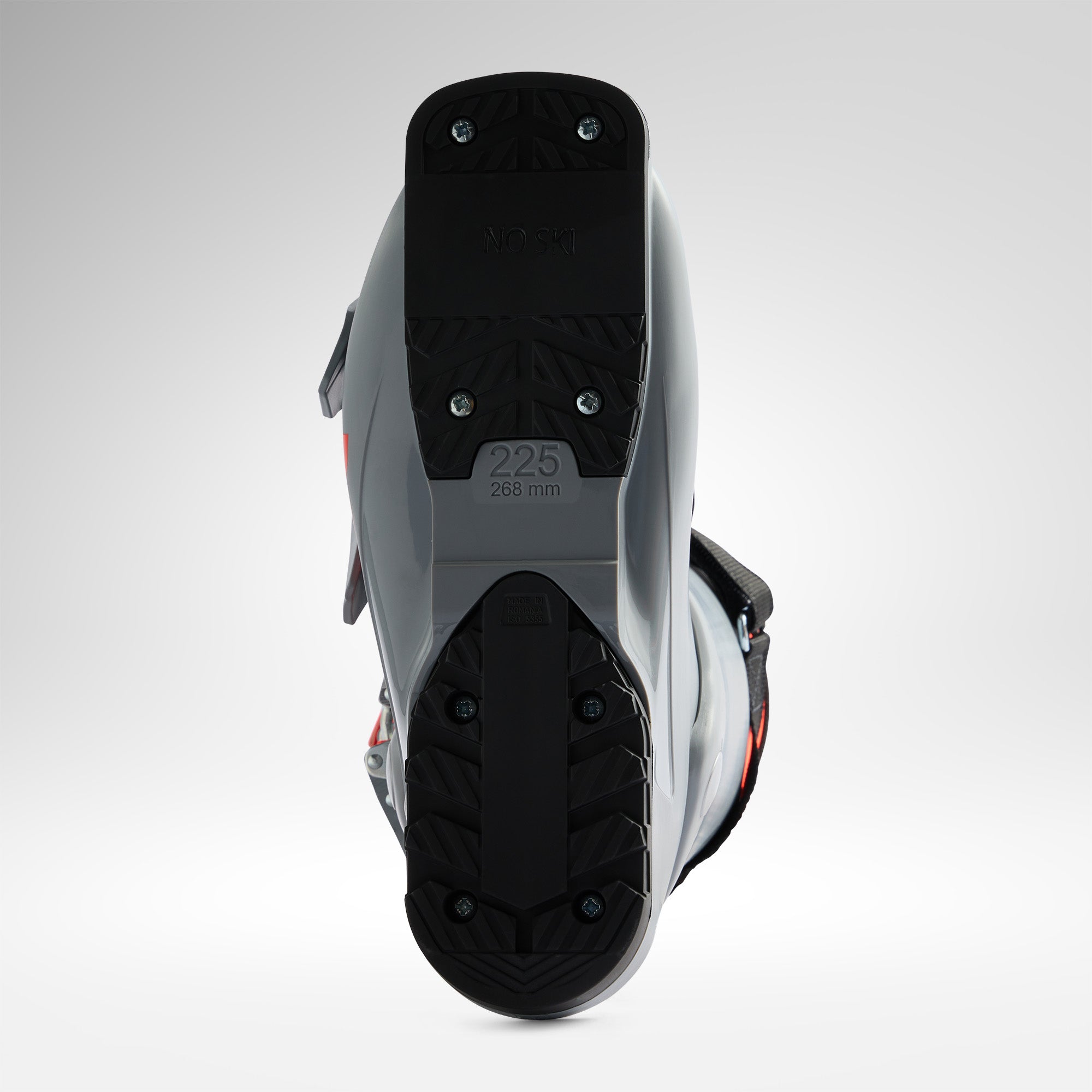 Die Unteransicht eines Rossignol HERO JR 65 - POWER GREY 2026/2027 Junior-Skischuhs zeigt die graue Sohle mit schwarzem Profil, sichtbare Schrauben und die eingeprägte Größenbezeichnung "225 268 mm". Der Hintergrund ist einfarbig weiß. Marke: Rossignol.