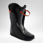 Ein schwarz-grauer Rossignol HERO JR 65 - POWER GREY 2026/2027 Skischuh-Innenschuh mit strukturierter Oberfläche, weicher Polsterung und orangefarbener Zugschlaufe ist auf einem einfarbig hellgrauen Hintergrund abgebildet.