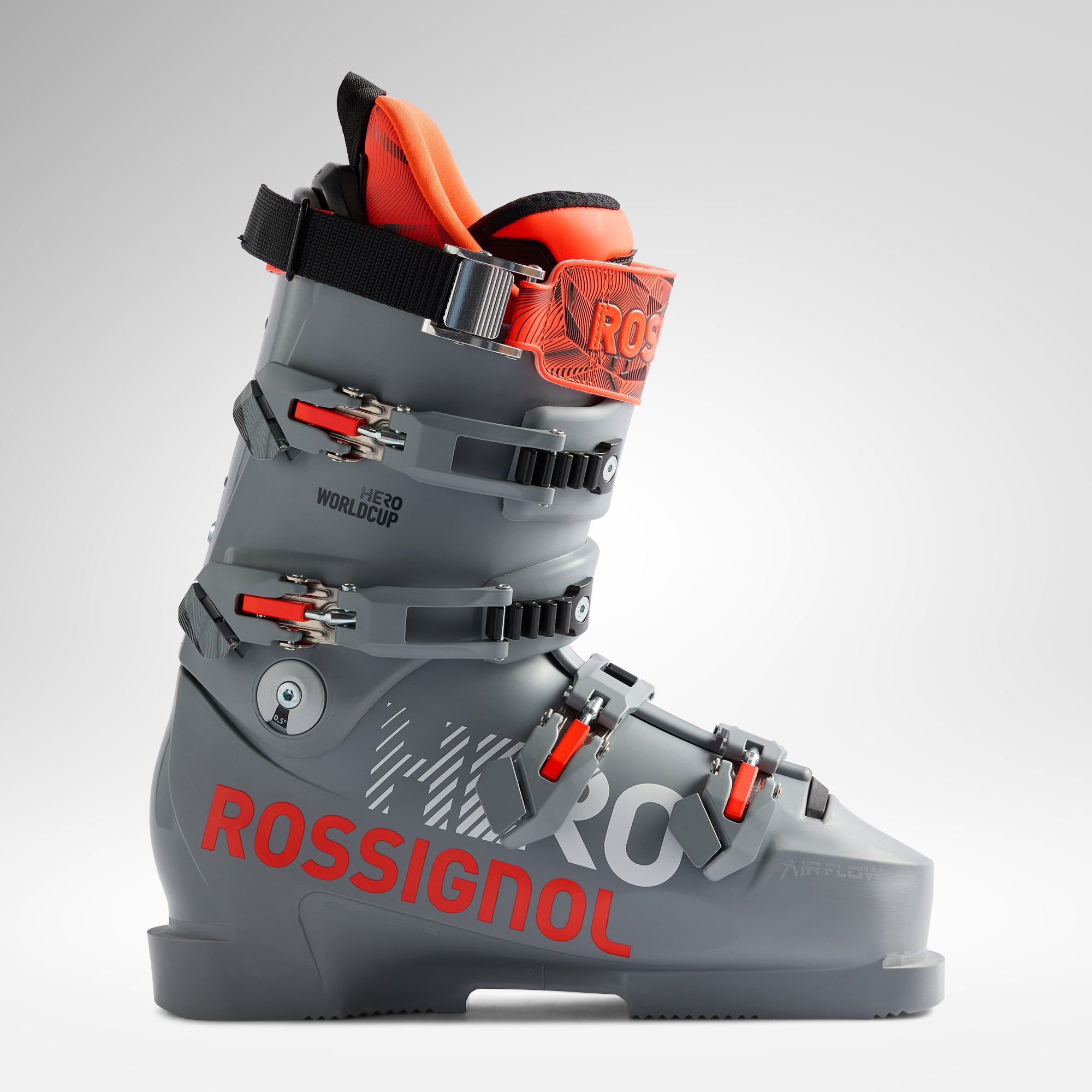 Der Rossignol HERO WORLD CUP ZB - POWER GREY 2026/2027 Rennskischuh, in grau und orange mit Mehrfachschnallen und Race-Performance Design, verfügt über eine seitliche Beschriftung und ist auf einem hellen Farbverlaufshintergrund abgebildet.
