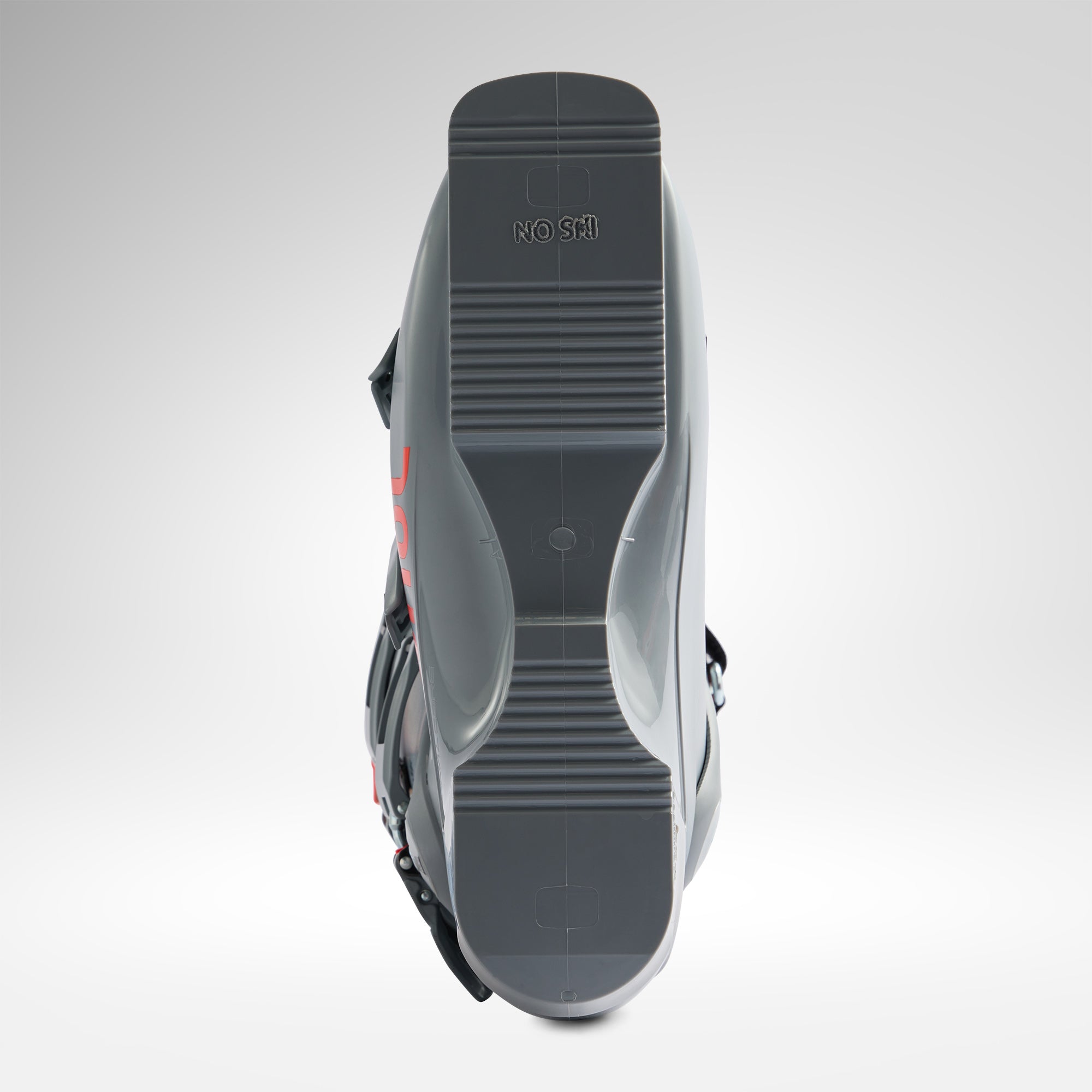 Das Bild zeigt die Unterseite des Rossignol HERO WORLD CUP ZA - POWER GREY 2026/2027 mit schwarzen Riemen, roten Akzenten, strukturierten Rillen und der Prägung "NO SKI" auf der Sohle, die den World Cup Race Fit hervorhebt.