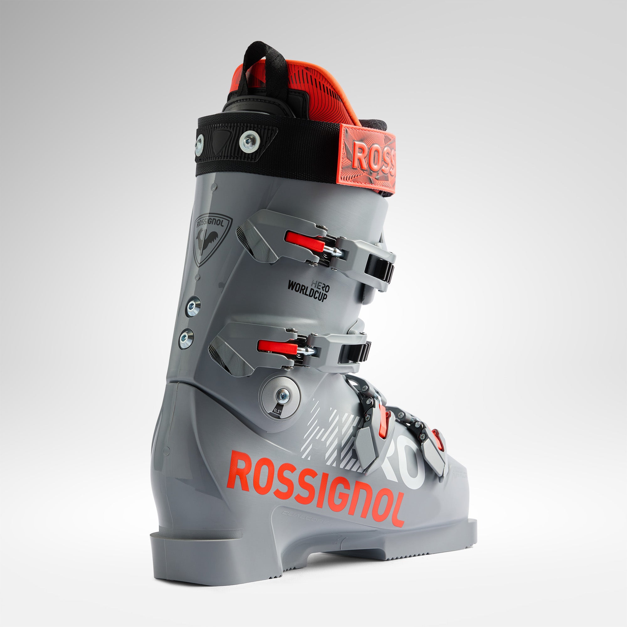 Der Rossignol HERO WORLD CUP Z SOFT + - POWER GREY 2026/2027 Skischuh besticht durch sein schlichtes grau-schwarzes Design mit roten Akzenten, dem auffälligen Rossignol-Branding und drei verstellbaren Schnallen vor einem schlichten, hellen Hintergrund.
