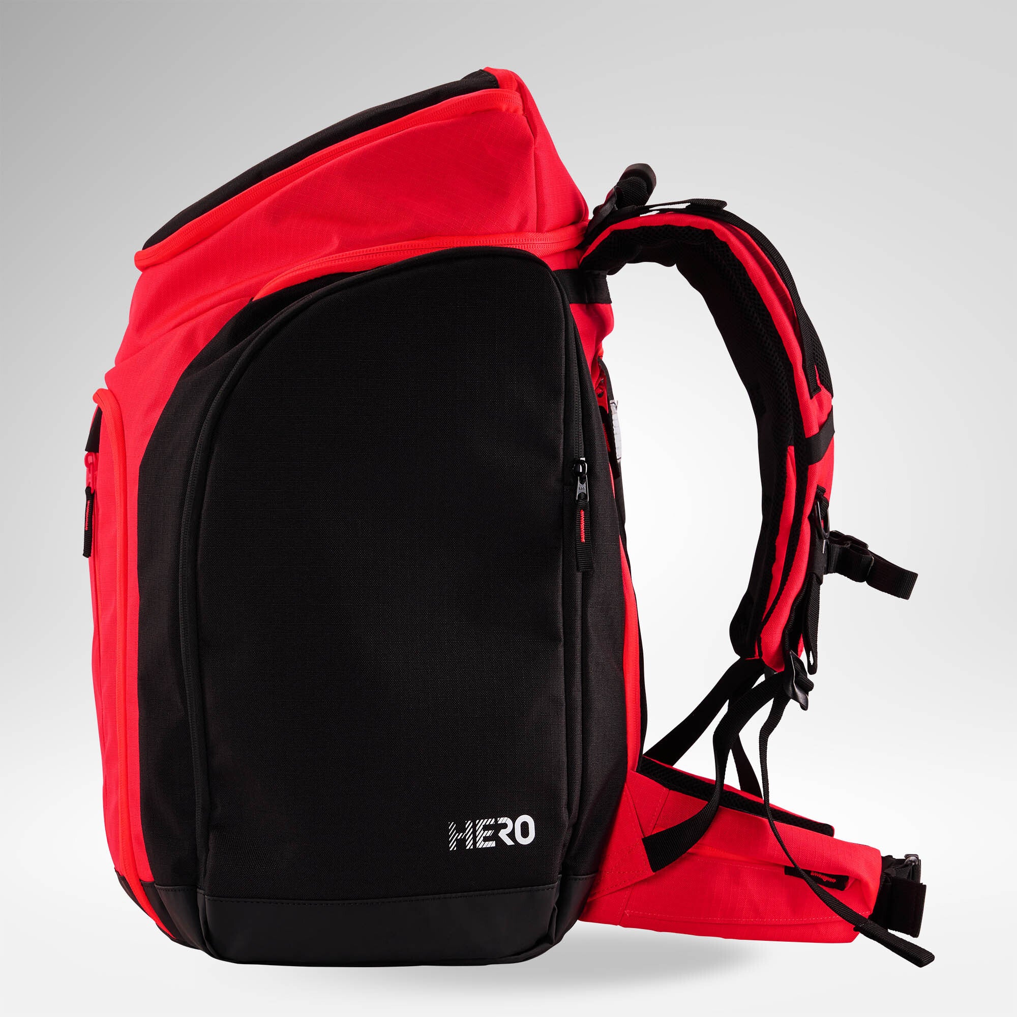Eine rot-schwarze Rossignol HERO ATHLETES BAG ist aufrecht stehend vor einem weißen Hintergrund abgebildet; dabei sind die Trageriemen, Reißverschlüsse und gepolsterten Fächer zu sehen. Diese Rossignol-Tasche vereint Funktionalität mit Langlebigkeit für Sportler, die viel unterwegs sind.