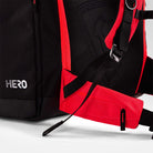 Nahaufnahme einer schwarz-roten Rossignol HERO ATHLETES BAG mit gepolsterten Trägern, einem Hüftgurt, einem Rückenteil aus Netzgewebe und dem Rossignol-Logo an der Unterseite.