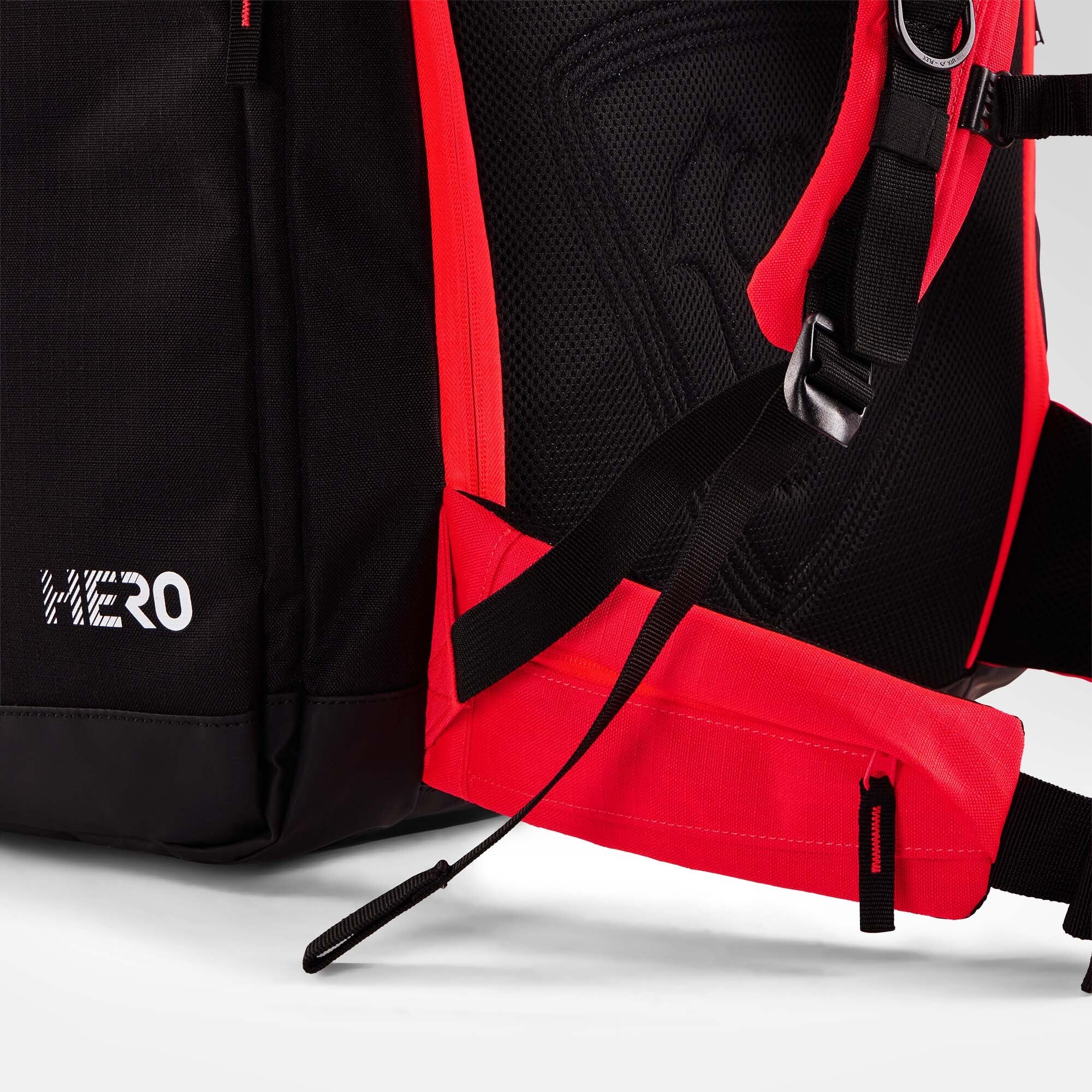 Nahaufnahme einer schwarz-roten Rossignol HERO ATHLETES BAG mit gepolsterten Trägern, einem Hüftgurt, einem Rückenteil aus Netzgewebe und dem Rossignol-Logo an der Unterseite.